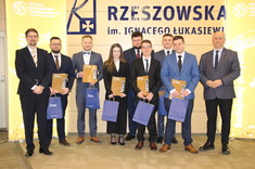 WMT_uczestnicy konkursu z dziekanami WMT, fot. W. Zbyrad-Kołodziej