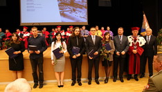 Uroczystość wręczenia Medali Primus Inter Pares w 2017 r. Laureaci Konkursu z Rektorem PRz prof. Tadeuszem Markowskim, Przewodniczącym Rady Fundacji p. Romanem Krzystyniakiem oraz Prezesem Zarządu p. Sławomirem Gąsiorem, fot. M.Misiakiewicz