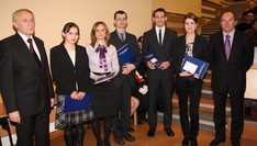 Laureaci Konkursu Primus Inter Pares w 2009 r. z Przewodniczącym Rady Fundacji p. Romanem Krzystyniakiem oraz Prezesem Zarządu Fundacji p. Tadeuszem Gratkowskim, fot. M.Misiakiewicz