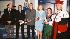 Laureaci Konkursu Primus Inter Pares w 2004 r. z Rektorem prof. Tadeuszem Markowskim, Prezesem Zarządu Fundacji p. Romanem Krzystyniakiem oraz przedstawicielem Rady Fundacji p. Tadeuszem Gratkowskim, fot. M.Misiakiewicz